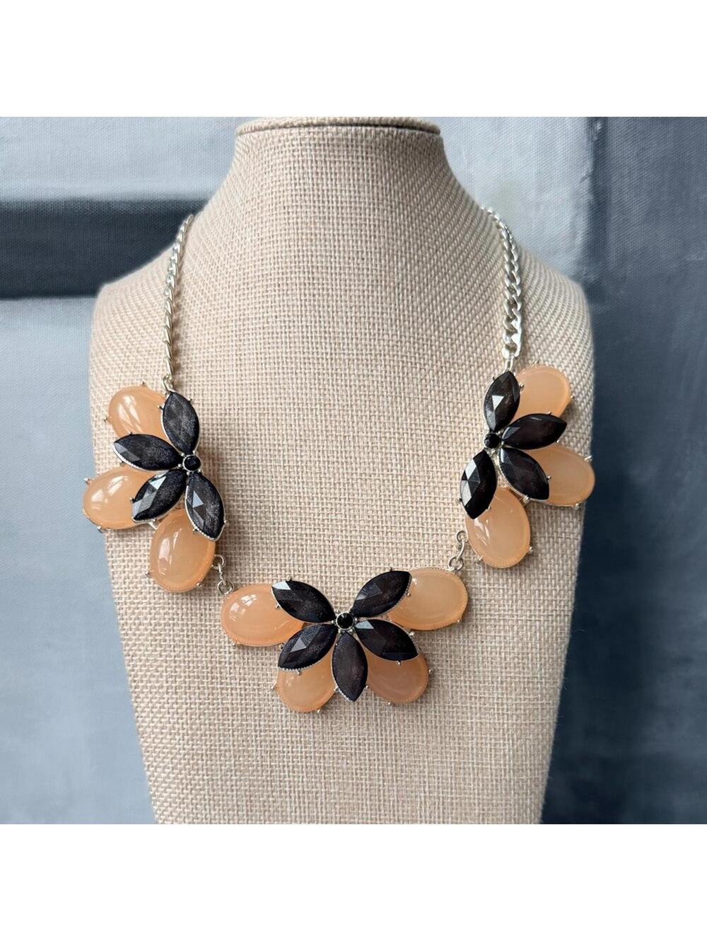 Vintage NY & Co Peach Floral Statement Bib Necklace - Picture 6 of 6
